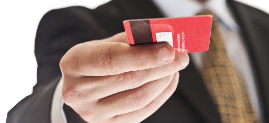 Jak funguje kreditní karta ihned a za jakých podmínek ji můžete získat? A kdy se vyplatí kreditní karta a kdy je lepší klasická půjčka?